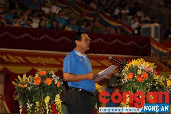 Đồng chí Lê Minh Thông, Phó Chủ tịch UBND tỉnh, Trưởng ban tổ chức đọc diễn văn khai mạc Đại hội TDTT lần thứ VIII