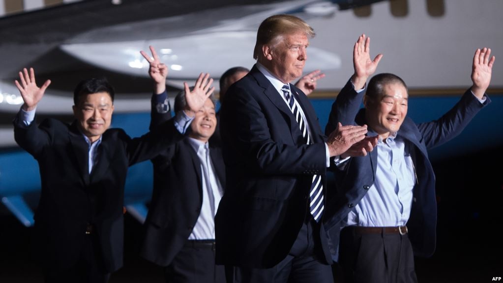 Tổng thống Mỹ Donald Trump ra đón 3 người Mỹ được Triều Tiên trả tự do tại căn cứ Andrews, bang Maryland ngày 10/5. Ảnh: AFP