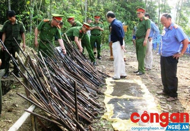 Công an huyện Kỳ Sơn tiêu hủy số vũ khí, vật liệu nổ thu hồi trong nhân dân