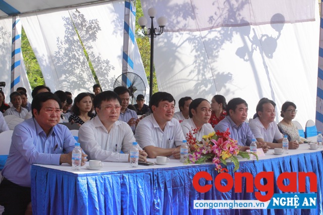 Đại biểu tham dự Khai mạc Liên hoan Tiếng hát Làng Sen 