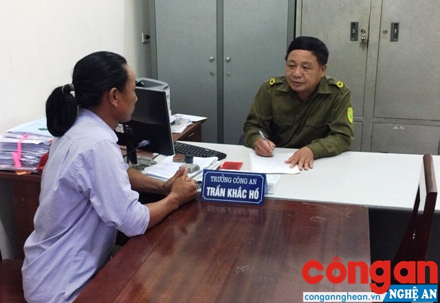 Đồng chí Trần Khắc Hồ, Trưởng Công an xã Nghi Vạn trao đổi với người dân về công tác đảm bảo ANTT