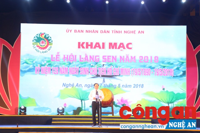 Đồng chí Lê Minh Thông, Phó Chủ tịch UBND tỉnh đọc diễn văn khai mạc Lễ hội Làng Sen năm 2018...