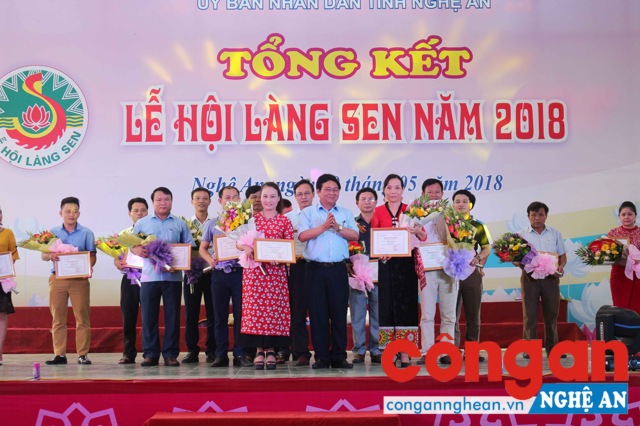 BTC trao giải Nhất Liên hoan Tiếng hát Làng Sen năm 2018 cho Đoàn nghệ thuật quần chúng Thành phố Vinh và huyện Quế Phong đạt