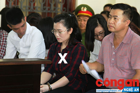 Bị cáo Nguyễn Thị Lam (X) tại phiên tòa