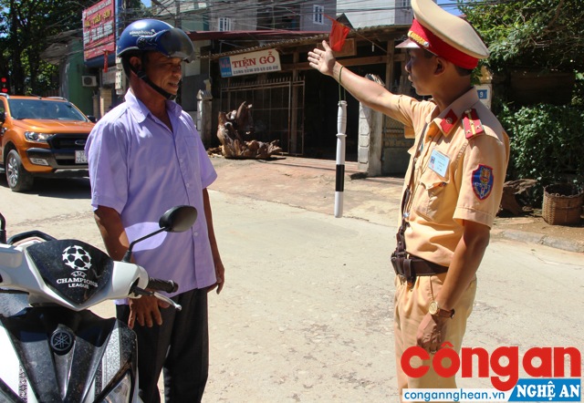 Lực lượng CSGT Công an tỉnh kiểm tra người điều khiển phương tiện chấp hành Luật Giao thông đường bộ