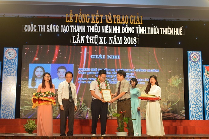 Nguyễn Anh Quang nhận giải tại cuộc thi Sáng tạo Thanh thiếu niên Nhi đồng tỉnh Thừa Thiên Huế năm 2018. Ảnh: Nhật Tuấn.