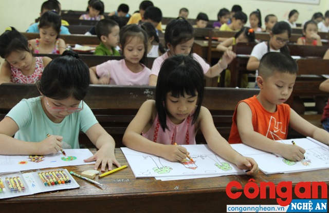 Phụ huynh cần tạo sân chơi bổ ích cho trẻ vào dịp hè (Trong ảnh: 1 lớp học vẽ tại Nhà Văn hóa thiếu nhi Việt Đức, TP Vinh)