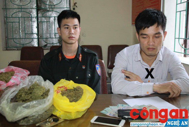 Chiến sỹ Phòng Cảnh sát Cơ động bắt giữ đối tượng tàng trữ ma túy