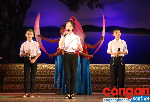 Em Nguyễn Hữu Đạt (ngoài cùng bên phải) biểu diễn cùng tập thể Đội huyện Nam Đàn đêm chung kết Hội thi Hát dân ca trong trường học lần thứ IV - năm học 2018