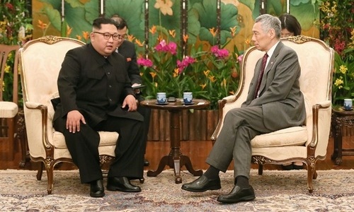 Thủ tướng Singapore Lý Hiển Long và lãnh đạo Triều Tiên Kim Jong-un trò chuyện tại Singapore. Ảnh: Straitstimes