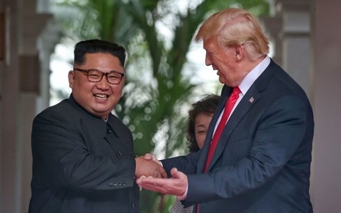 Thời khắc lịch sử Tổng thống Mỹ Donald Trump gặp Nhà lãnh đạo Triều Tiên Kim Jong-un. Ảnh: Straits Times/Getty Images