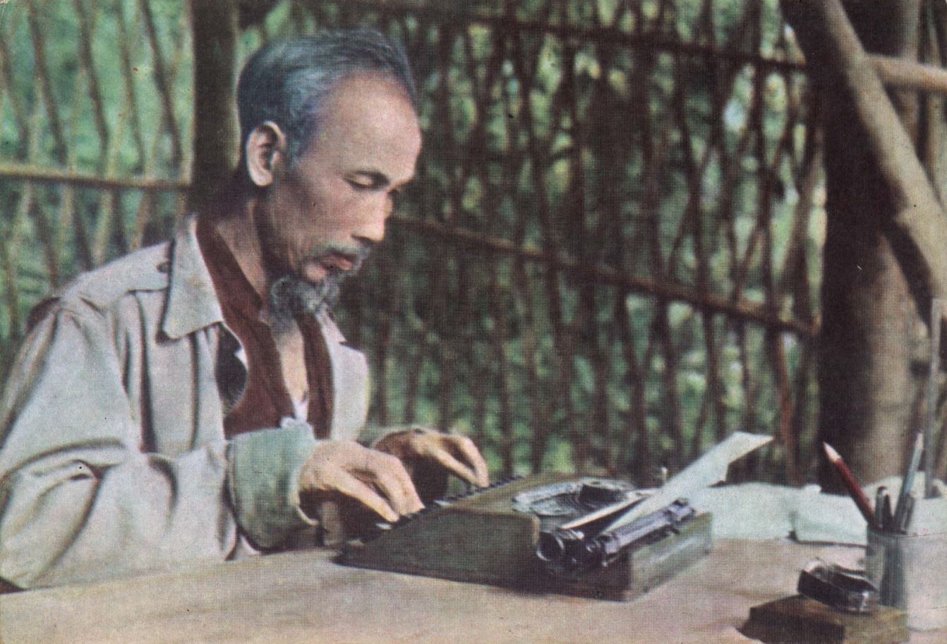 Nhà báo Nguyễn Ái Quốc - Hồ Chí Minh đã để lại một di sản lớn cho nền báo chí cách mạng với hơn 2000 bài báo và khoảng 200 bút danh.