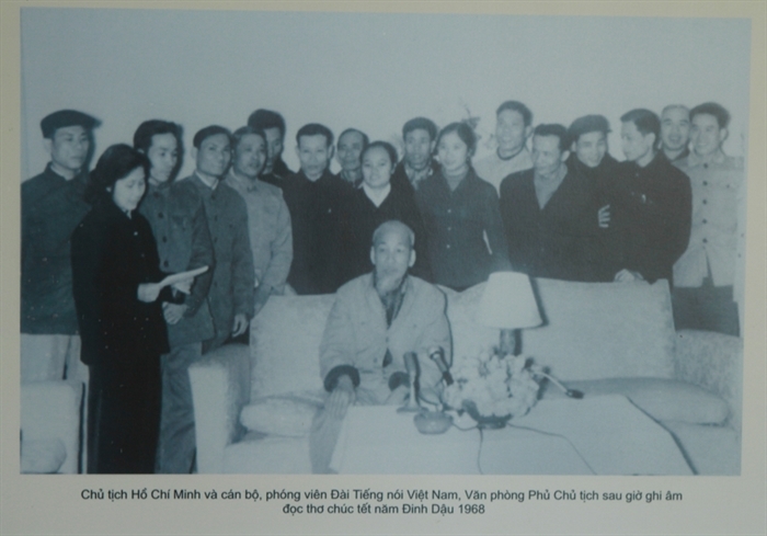 Chủ tịch Hồ Chí Minh và cán bộ, phóng viên Đài Tiếng nói Việt Nam, Văn phòng Phủ Chủ tịch sau giờ đọc thơ chúc Tết năm Đinh Dậu 1968.