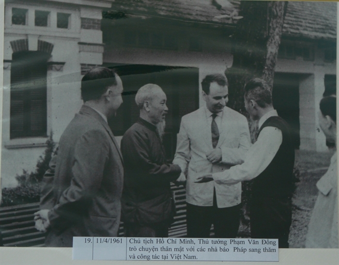 Chủ tịch Hồ Chí Minh, Thủ tướng Phạm Văn Đồng trò chuyện thân mật với các nhà báo Pháp sang thăm và công tác tại Việt Nam, ngày 11/4/1961.