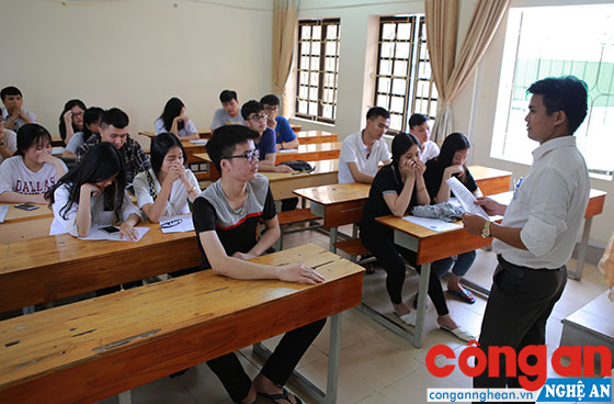 Giám thị phòng thi tại điểm thi Trường THPT chuyên Phan Bội Châu (TP Vinh) phổ biến quy chế thi, lịch thi cho các thí sinh