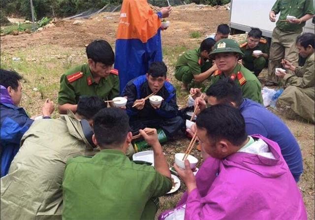 Lực lượng Công an tỉnh Lai Châu ăn tạm bữa cơm trưa trong quá trình giúp dân phòng chống mưa lũ.