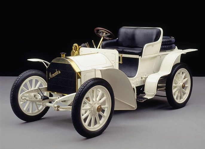 1900- 1909: Với vận tốc tối đa 117 km/h, Mercedes Simplex là chiếc xe nhanh nhất thập kỷ.