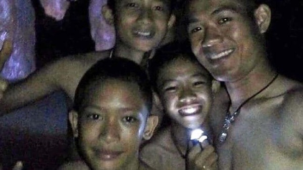 Nụ cười hạnh phúc đã nở trên môi những đứa trẻ khi được lực lượng cứu hộ tìm thấy. Ảnh: News.au.com