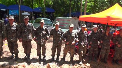 Quân đội Thái Lan diễn tập phương án cứu hộ phục vụ cho thời điểm đội bóng thiếu niên được đưa ra khỏi hang. Ảnh: The Guardian