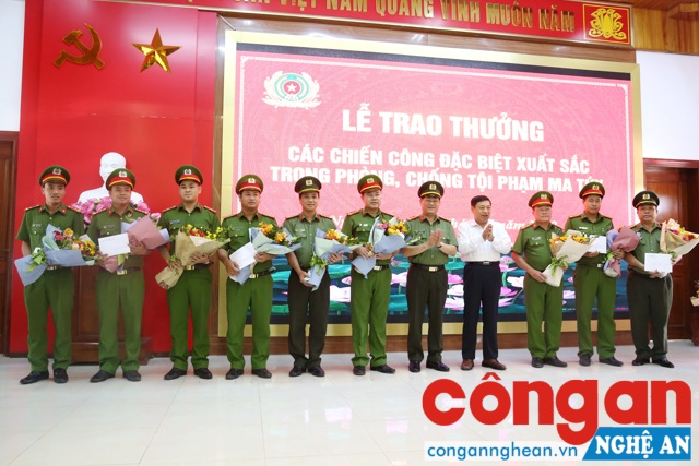Đồng chí Nguyễn Xuân Đường – Chủ tịch UBND Tỉnh và Đại tá Nguyễn Hữu Cầu – Giám đốc Công an Tỉnh trao thưởng cho Ban chuyên án 618M