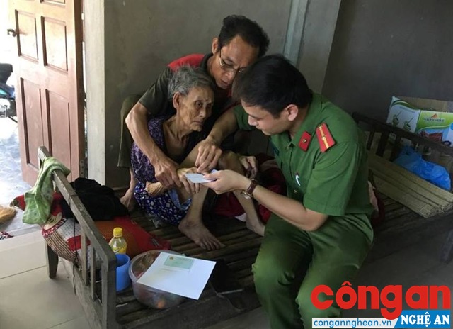 Đội Cảnh sát QLHC về TTXH Công an huyện Nghi Lộc làm thủ tục cấp phát chứng minh nhân dân cho người già