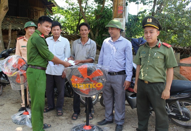 Dịp này, Đoàn Công an Quỳ Hợp tặng 2 suất quà cho 2 hộ gia đình chính sách ở xã Bắc Sơn