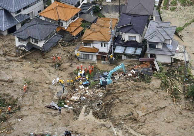 Tại thị trấn Akitsucho, lực lượng này vừa cứu được 3 người bị đất lở chôn vùi trong suốt hơn 20 tiếng. Ảnh: Reuters.