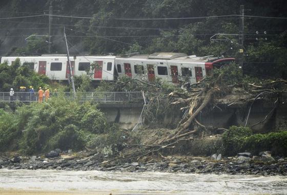 Nhiều tuyến đường sắt tê liệt vì lở đất. Ảnh: Reuters.