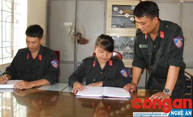 Đại úy Phạm Văn Hội (ngoài cùng bên phải) trao đổi về công tác đảm bảo ANTT với đồng đội