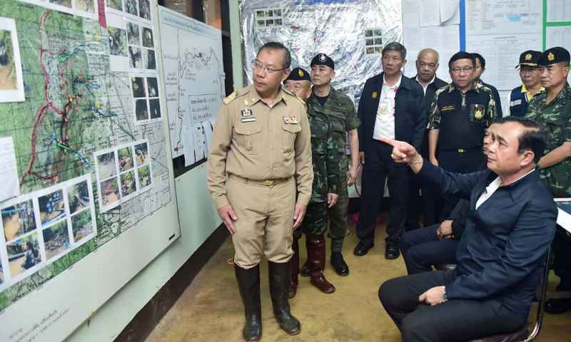 Thủ tướng Thái Lan chỉ tay vào bản đồ hang Thăm Luông để tìm hiểu tiến trình cứu hộ