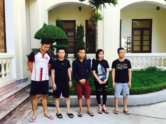 Các đối tượng tham gia cá độ bóng đá bị bắt giữ tại Phòng cảnh sát hình sự Công an tỉnh Hải Dương.
