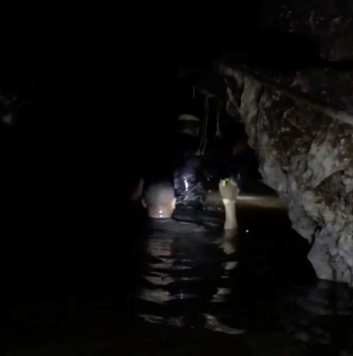 Bức ảnh chụp trong hang Tham Luang ngày 10/7 phần nào cho thấy mức độ khó khăn của việc cứu nạn.