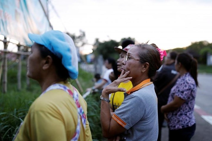 Người dân Thái Lan gần khu cực cứu hộ mong ngóng thông tin về những cầu thủ nhí.