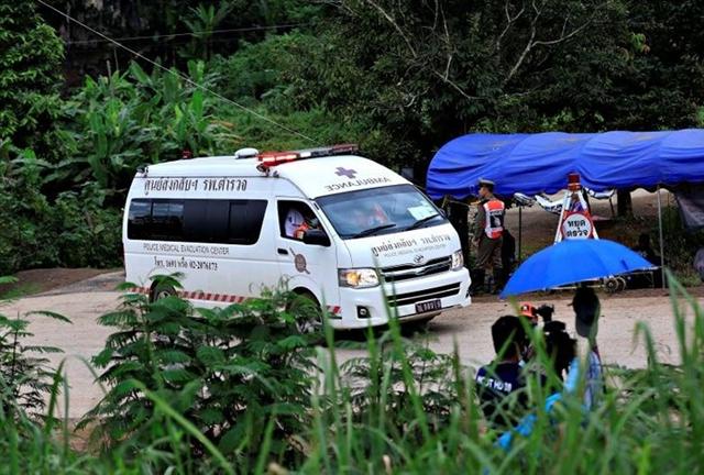 Xe cứu thương di chuyển khỏi khu vực cửa hang Tham Luang ngày 10/7.