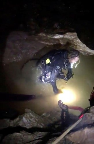Điều kiện trong hang được đánh giá là rất khó khăn cho công tác cứu nạn.
