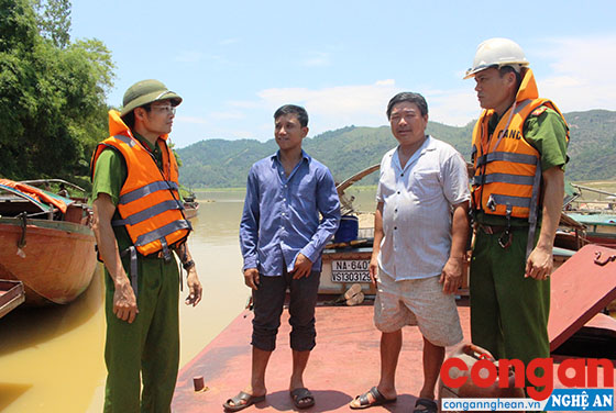 Lực lượng Cảnh sát Môi trường tuyên truyền cho người dân về các quy định trong khai thác cát trên sông