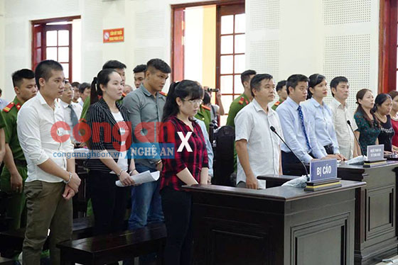 Nguyễn Thị Lam (X) và các bị cáo nghe tòa tuyên án