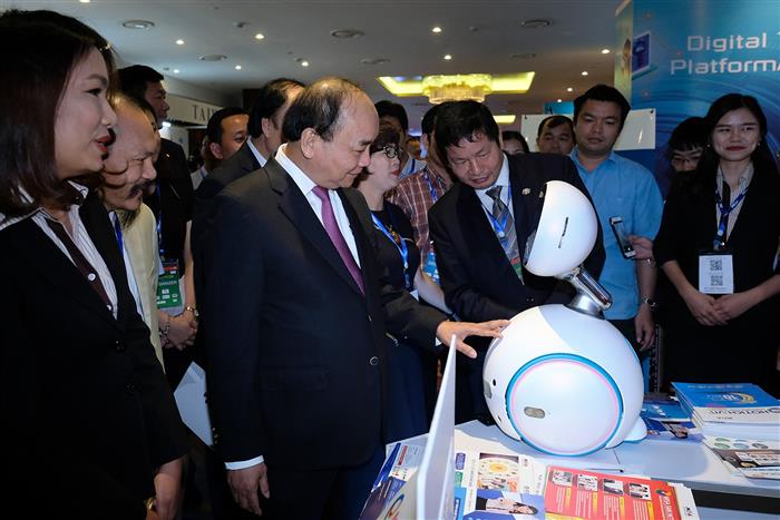 Thủ tướng thăm các gian trưng bày sản phẩm công nghệ tại Diễn đàn. Ảnh: VGP/Quang Hiếu