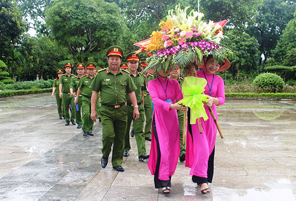 Đoàn đại biểu Phòng Cảnh sát QLHC về TTXH dâng hoa tại Khu di tích Kim Liên