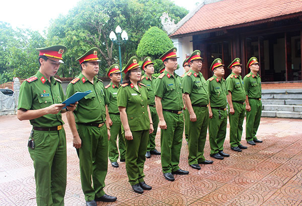 Đoàn đại biểu dâng hương tại Nhà tưởng niệm cố Bộ trưởng Trần Quốc Hoàn.