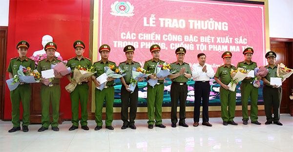 Đồng chí Nguyễn Xuân Đường, Chủ tịch UBND tỉnh và đồng chí Đại tá Nguyễn Hữu Cầu, Giám đốc Công an tỉnh trao thưởng cho Ban chuyên án 618M