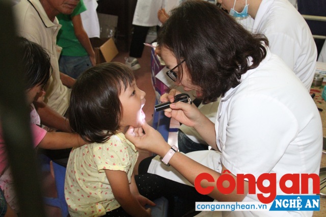 Gần 300 trẻ em được khám bệnh, chủ yếu là các bệnh về Tai - mũi - họng, răng và mắt