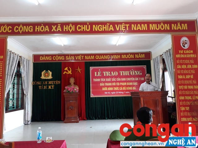 Đồng chí Hoàng Quốc Việt - Chủ tịch UBND huyện Tân Kỳ phát biểu