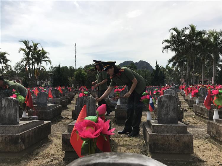 Dâng hoa, thắp hương tri ân các liệt sỹ tại Nghĩa trang Việt – Lào