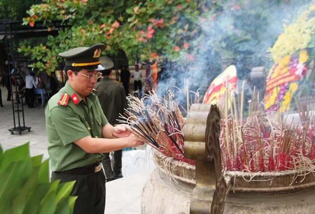 Trung tá Nguyễn Xuân Thư, Trưởng phòng công tác Đảng và công tác quần chúng thắp hương tại Nghĩa trang liệt sỹ Quốc gia Trường Sơn