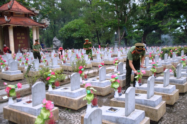 Thắp hương tại Khu mộ các Liệt sỹ tỉnh Nghệ An