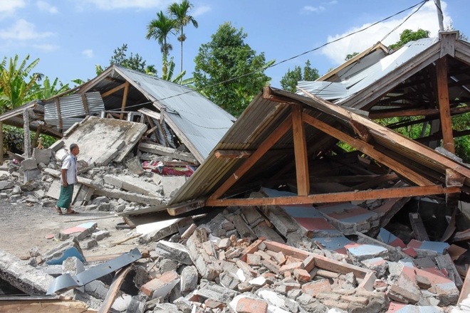 Hàng ngàn ngôi nhà trên đảo Lombok bị sụp đổ hoàn toàn. Ảnh: Getty Images.