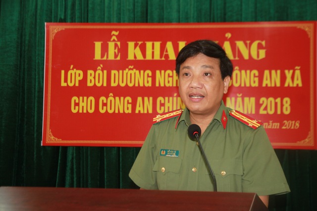 Đại tá Hồ Văn Tứ, Phó Giám đốc Công an tỉnh chỉ đạo tại lễ khai giảng