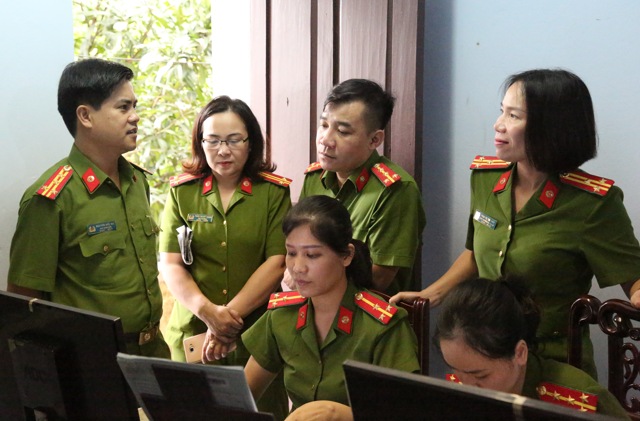 Đồng chí Đại tá Nguyễn Đức Hải – Phó Giám đốc Công an tỉnh (đứng ngoài cùng bên trái) trực tiếp chỉ đạo ngày đầu Scan phiếu thu thập thông tin dân cư