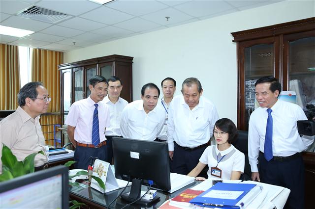 Phó Thủ tướng Trương Hòa Bình kiểm tra công tác CCHC tại Cục Thuế tỉnh Tuyên Quang. Ảnh: VGP/Lê Sơn
